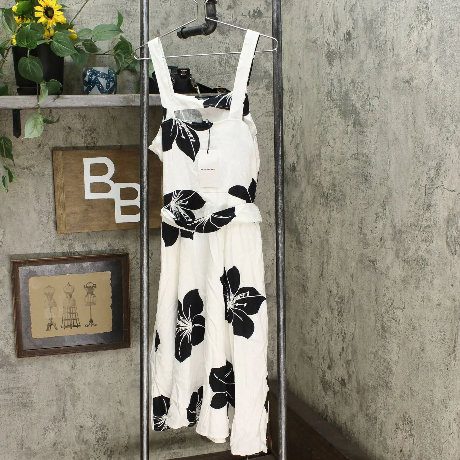 NWT Who What Wear Women's Floral Print Sleeveless Dress. WD-847 Medium
