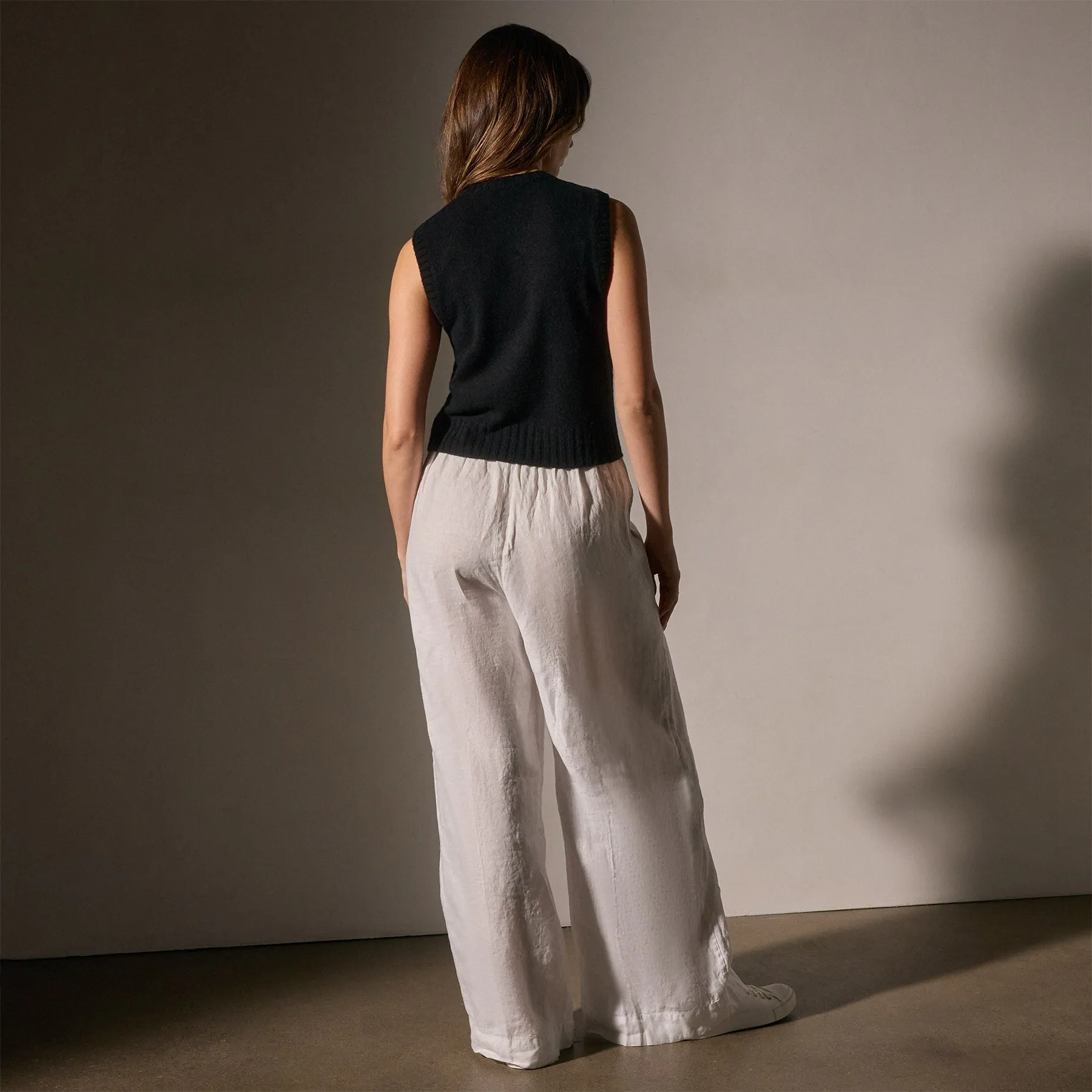 Soft Featherweight Cashmere Vest - Black